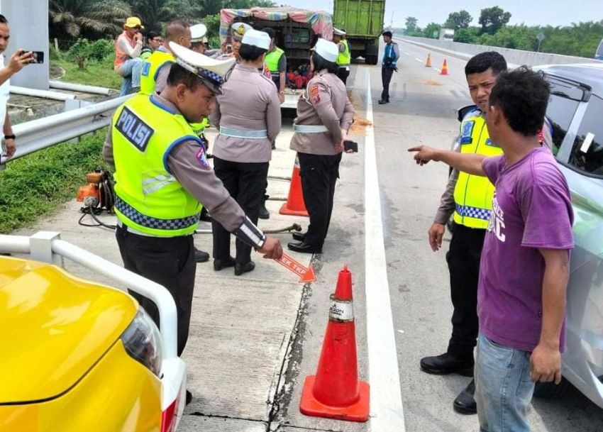 Dump Truk Tabrak Pemotong Rumput Jalan Tol Perbaungan, 2 Orang Tewas