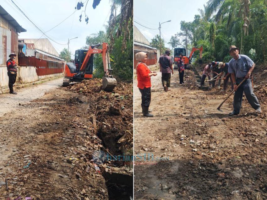 Sahuti Keluhan Warga, Camat, Lurah dan Kepling Turun Langsung Bersihkan Drainase Jalan Apel