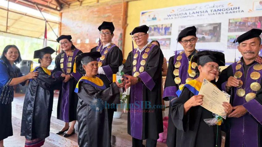 Tuntaskan Pembelajaran S1, 29 Lansia Desa Sitompul Diwisuda