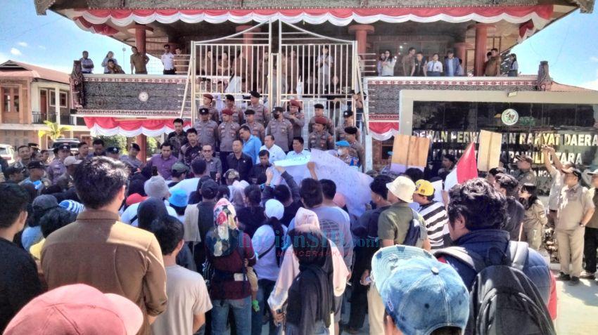 Puluhan Pedagang Tanggul Aek Sigeaon Gelar Aksi Damai, Tolak Relokasi Tanpa Solusi