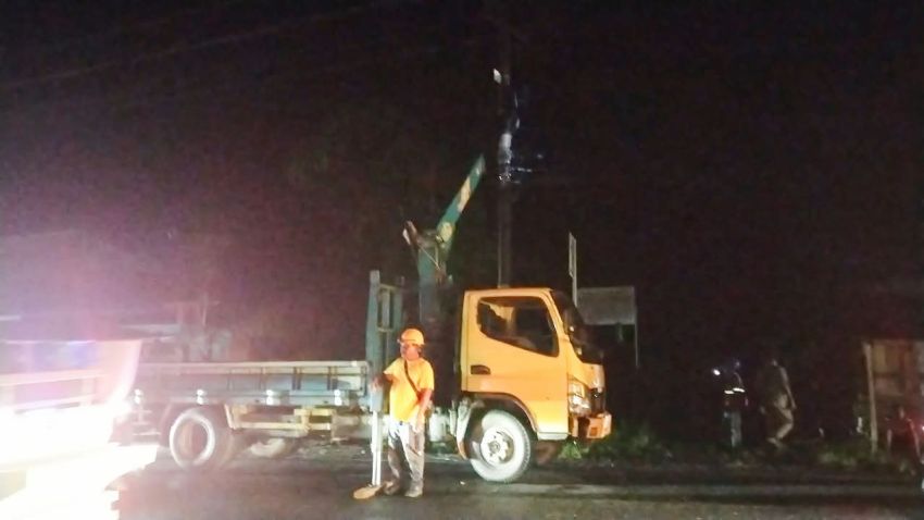 Pohon Tumbang Timpa Jaringan Listrik di Tano Ponggol Tapteng