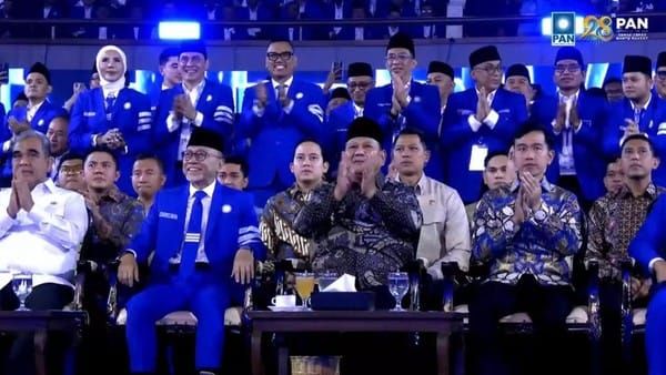 Prabowo-Gibran Hadiri Puncak HUT ke-28 PAN, Kompak Pakai Batik Nuansa Biru