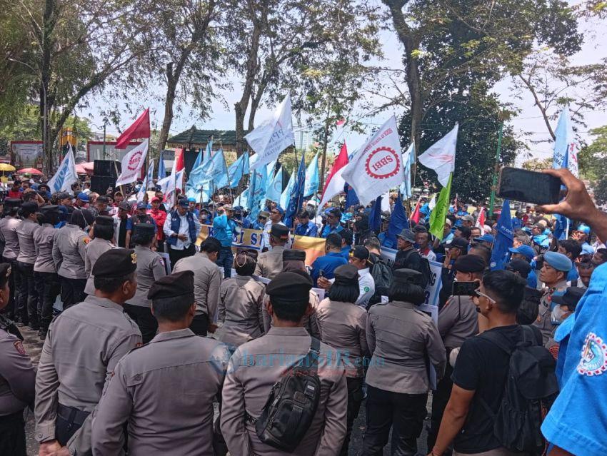 Massa Buruh di Sumut "Kepung" DPRD SU, Desak DPR RI Sahkan RUU Ketenagakerjaan Pro Buruh