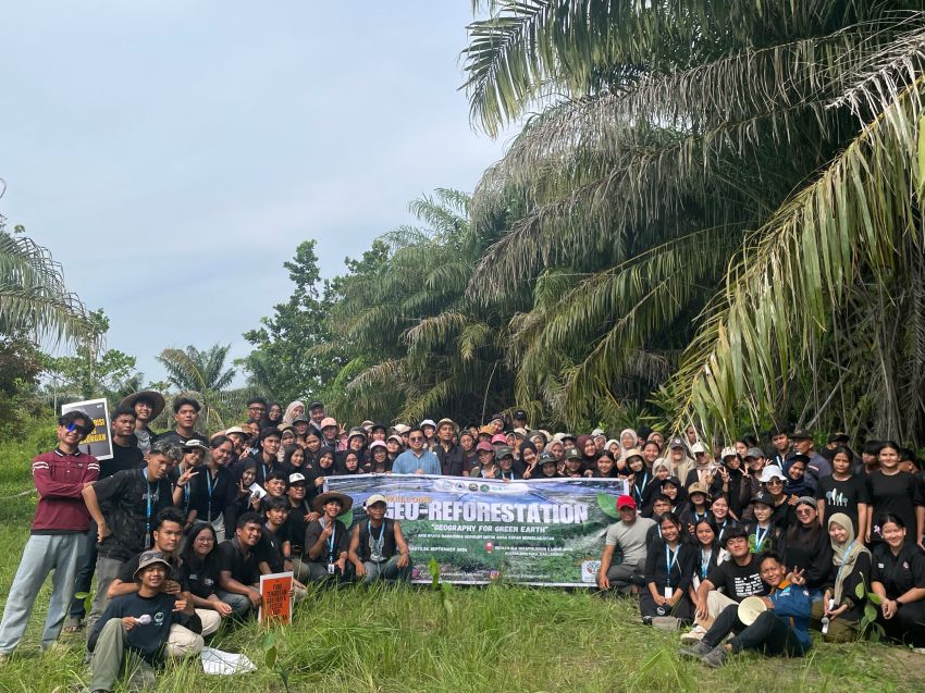 WALHI Sumut dan HMJ Geografi UNIMED Tanam Pohon di Langkat