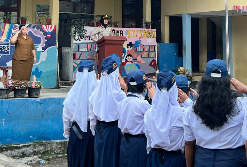 Kapolsek Siantar Selatan Tekankan Disiplin di Depan Siswa SMPN 12