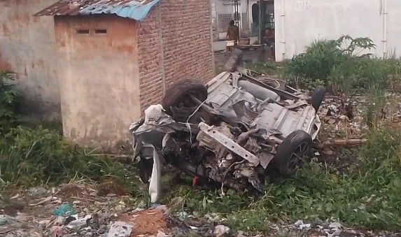 Mini Bus Rusak Parah Ditabrak KA di Medan Labuhan