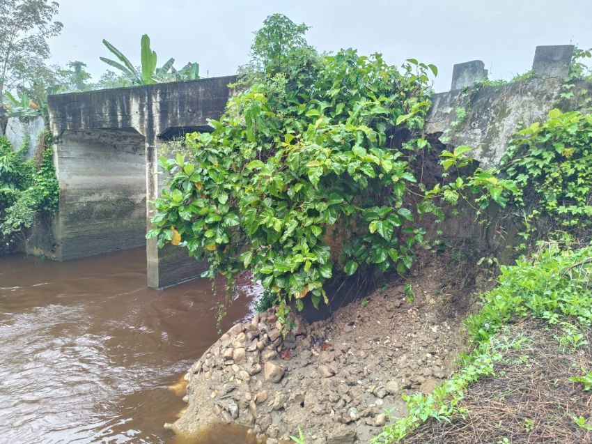 Hujan Deras Picu Longsor di Tepi Sungai Sohoya Bawolato, Jembatan Tagaule Terancam Ambruk