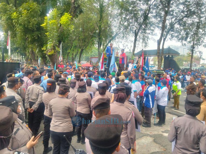 Massa Buruh "Banjiri" Gedung DPRD SU Tuntut Hapus Biaya Gugatan PHI Jangan Bebani Korban PHK