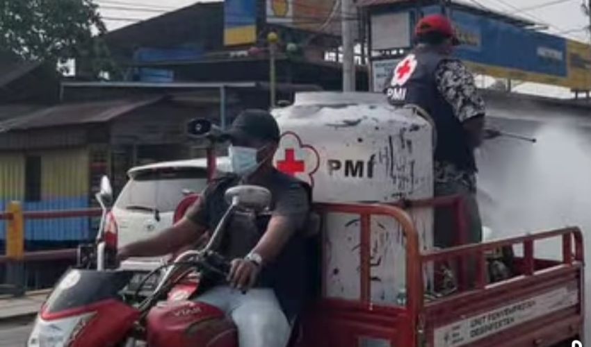 Sambut HUT ke-81, PMI Labura Semprotkan Eco Enzym di Jalinsum Aekkanopan