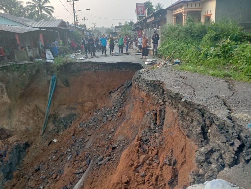 Jalan Provinsi Penghubung Kecamatan di Deliserdang Longsor, Polsek STM Hulu Buat Jalan Alternatif