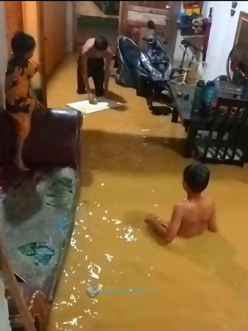 Diguyur Hujan Deras, Jalinsum Dan Sejumlah Pemukiman di Kotapinang Kebanjiran