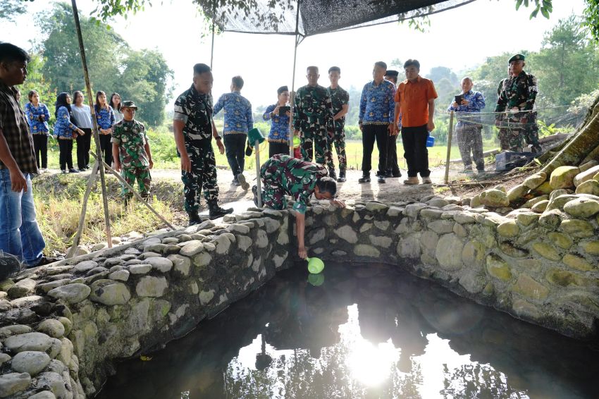 Komandan Korem Kunjungi Sejarah Mata Air Sisingamangaraja XXl di Desa Salak II