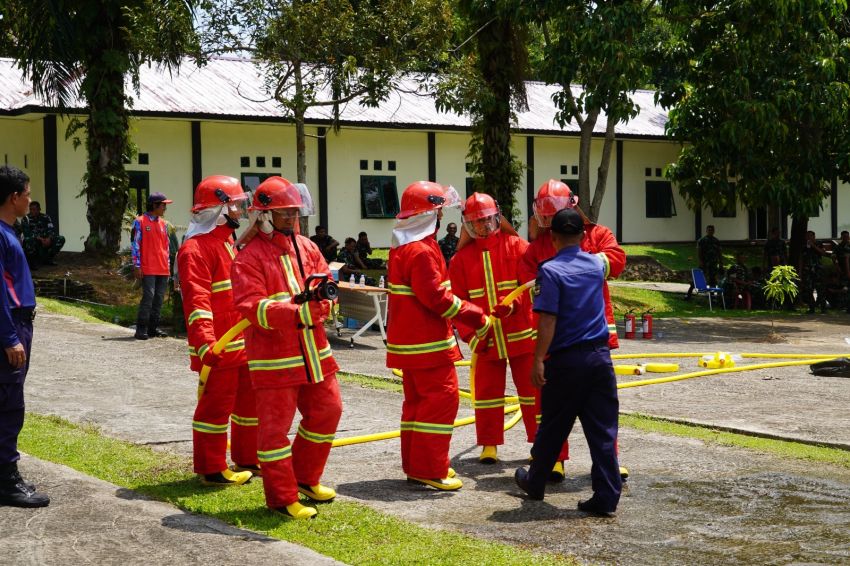 Tingkatkan Kesiapsiagaan, Personel Korem 022/PT Dibekali Teknik Pemadam Kebakaran