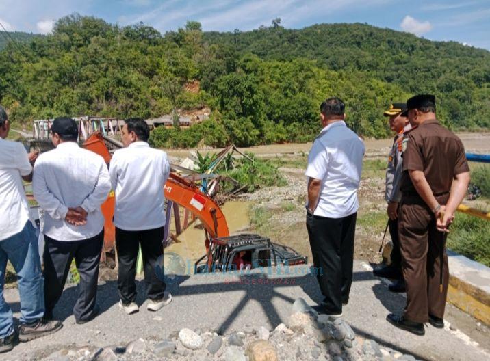 Bupati Salim Fakhry Pantau Perbaikan Jalan dan Jembatan Darurat di Agara