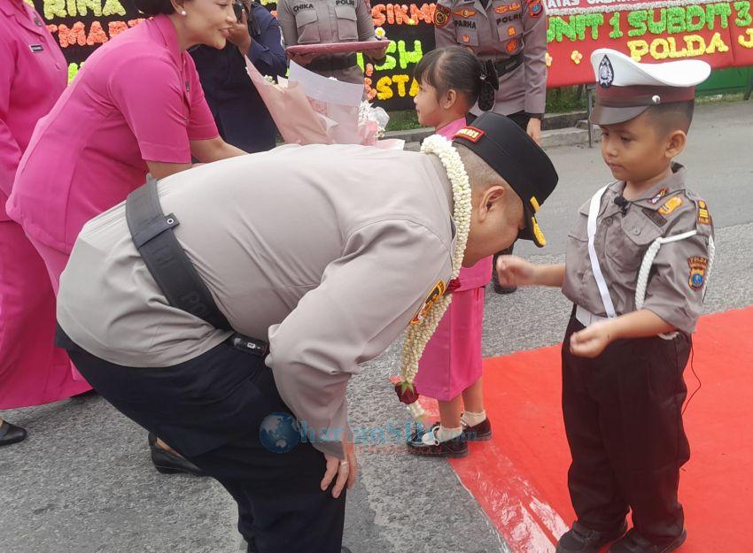 Pisah Sambut Kapolres Tebingtinggi Diwarnai Kalung Bunga dan Pedangpora