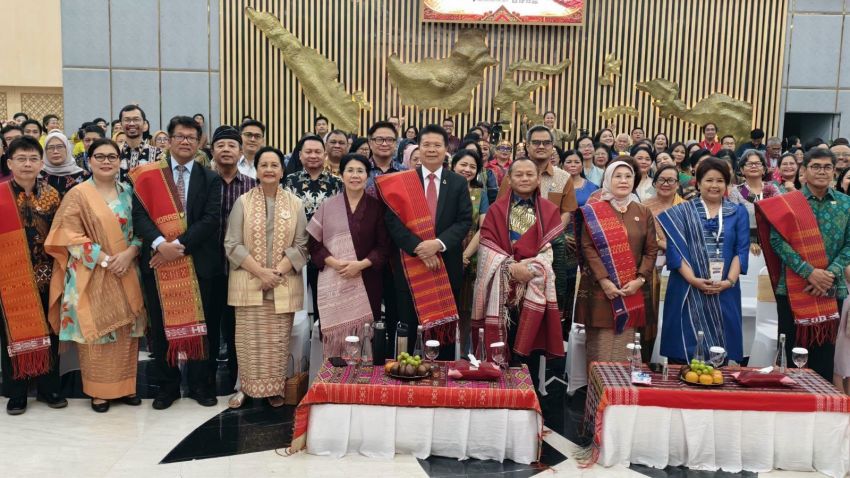 Gandeng Kemenperin, Forum Konferensi Perempuan HKBP Sukses Gelar Pameran Tenun Ulos dan Kuliner Batak 2026