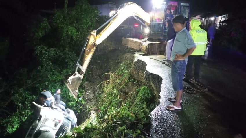 Jalan Lama Longsor Belum Diperbaiki, Terios Terperosok ke Jurang 5 Meter di Huragi