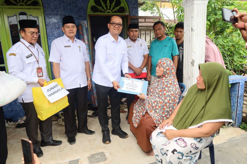 Wakil Wali Kota Tanjungbalai Serahkan Bantuan bagi Korban Kebakaran di Bunga Tanjung