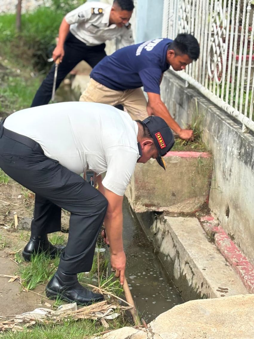 Lapas Barus Bersihkan Drainase Antisipasi Musim Hujan