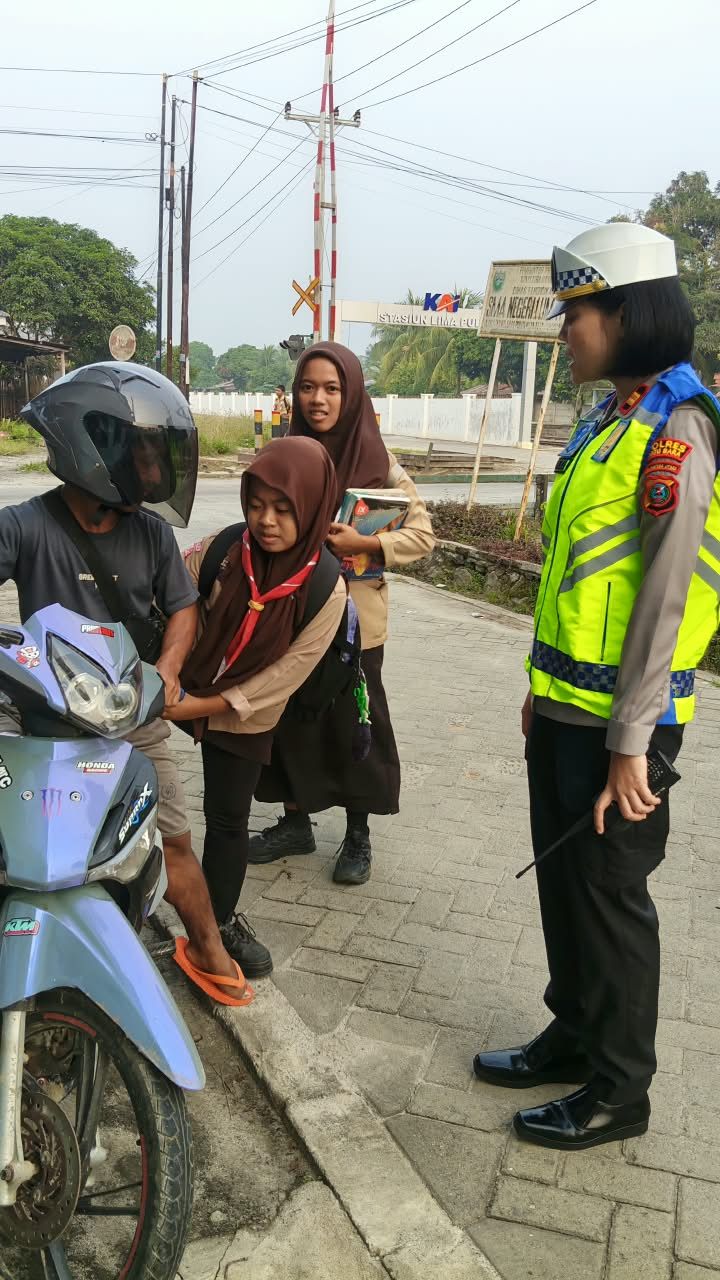 Polres Batubara Gelar Strong Point Pagi, Lancarkan Arus Lalu Lintas dan Jaga Keselamatan Pelajar