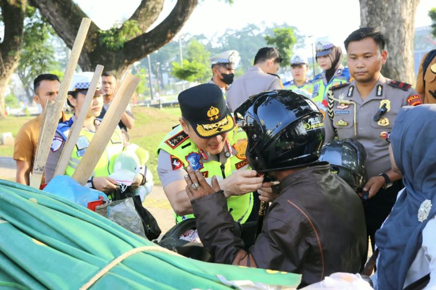 Turun ke Jalan, Kapolda Sumut Bagikan Helm dan Atur Lalin di Lapangan Merdeka Medan