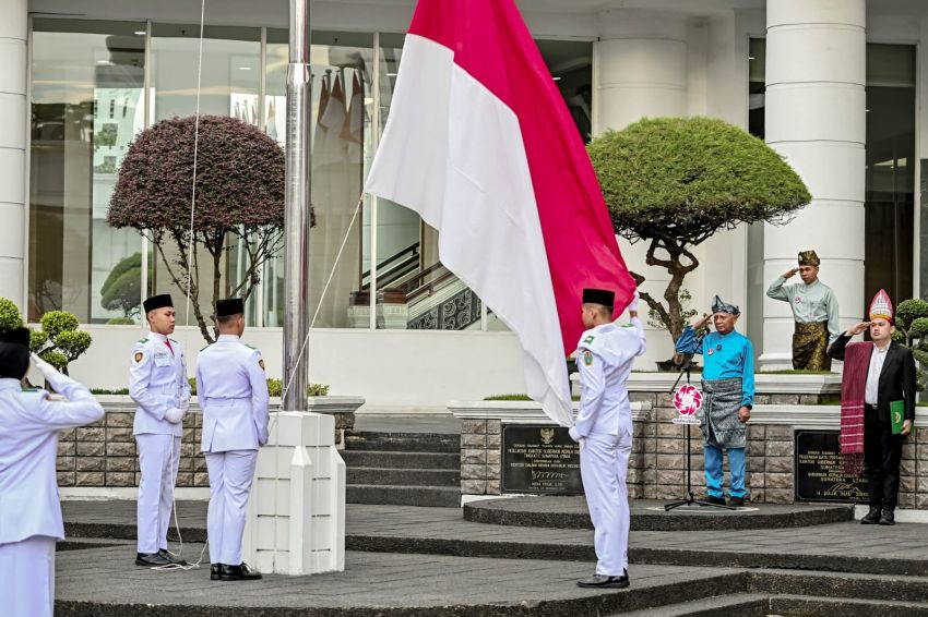 Hari Sumpah Pemuda ke-98, Wagub Surya Serahkan Penghargaan kepada Tujuh Organisasi Kepemudaan