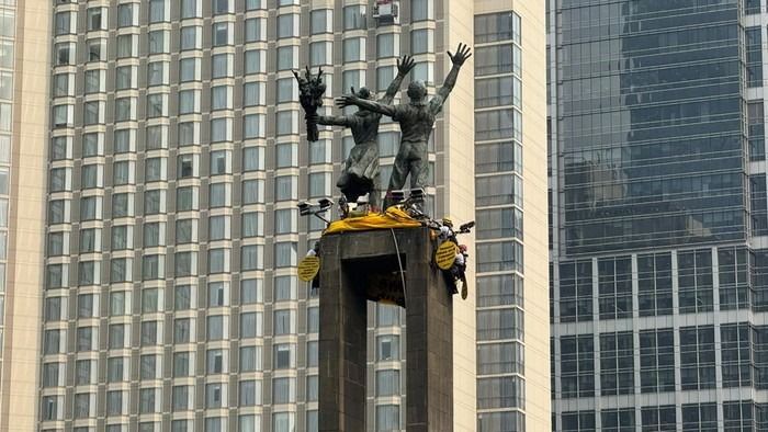 Seluruh Pembentang Spanduk Greenpeace di Bundaran HI Dibawa ke Klinik Polda