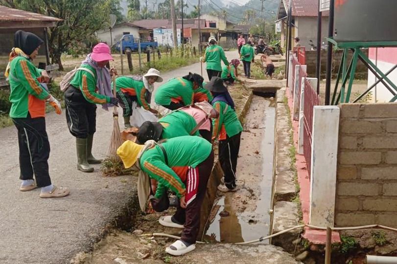 ASN Pemkab Tapteng Bergotong royong, Bersihkan Sisa Banjir di Tukka dan Badiri