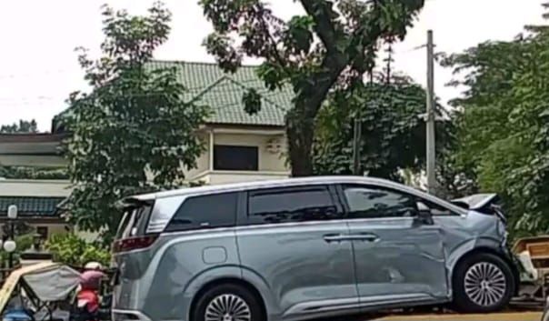 Mobil Denza Hantam 7 Kendaraan, Tiga Orang Luka-luka, Pengemudi Diamankan