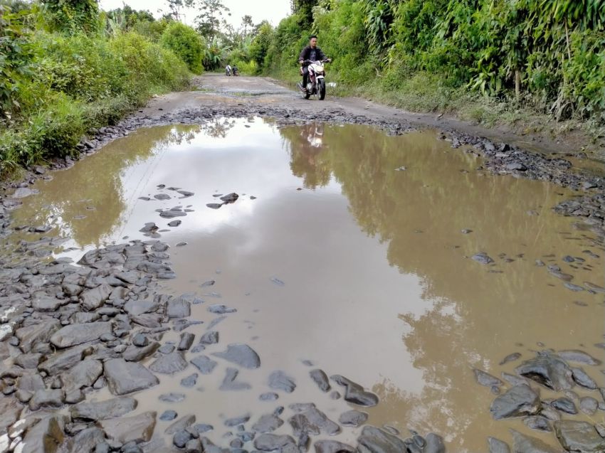 Jalan Penghubung 4 Dusun di Sibangun Mariah Simalungun Rusak Parah