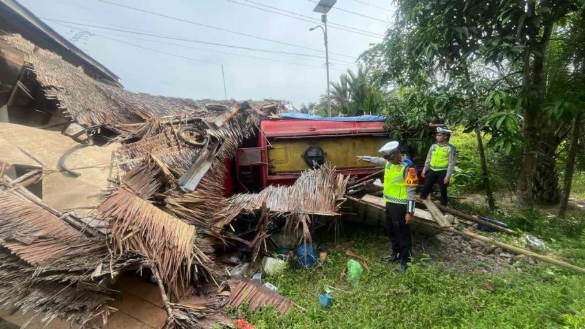 Truk Tangki Pertamina Tabrak Rumah Warga di Rampa