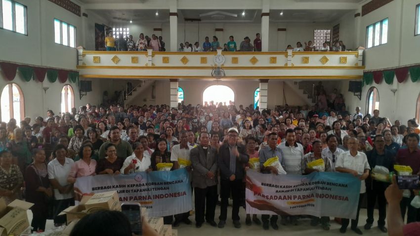 Punguan Parsadaan PARNA Indonesia Bagikan Paket Sembako Kepada Warga Korban Bencana di Sibolga dan Tapteng