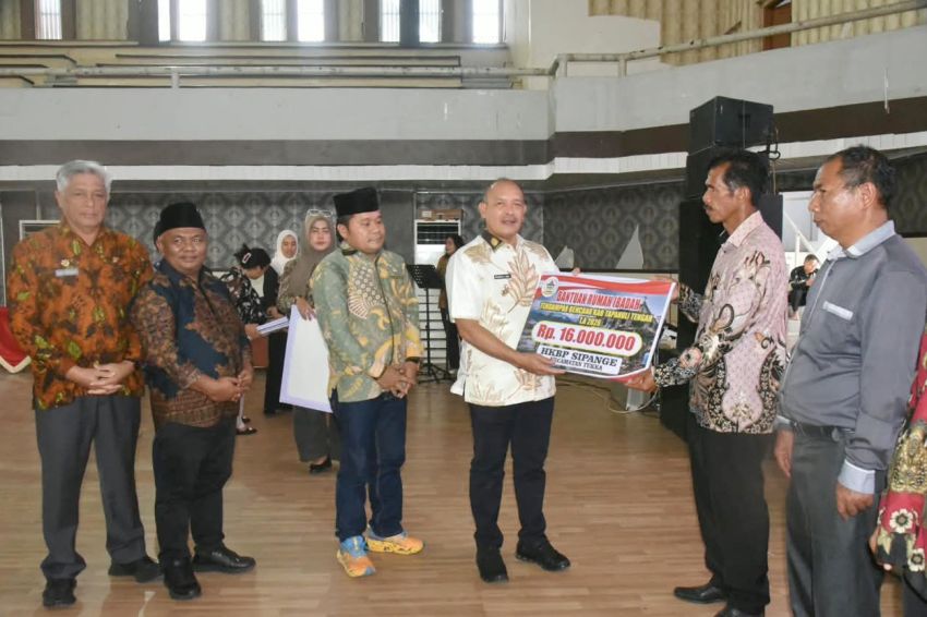 59 Rumah Ibadah Terdampak Banjir di Tapteng Terima Bantuan Rp944 Juta