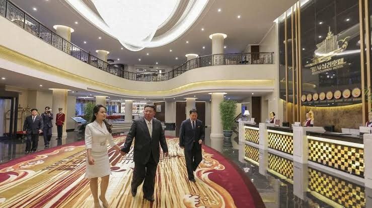 Viral Dikabarkan Meninggal, Kim Jong Un Datangi Pameran di Korut Bersama Putrinya