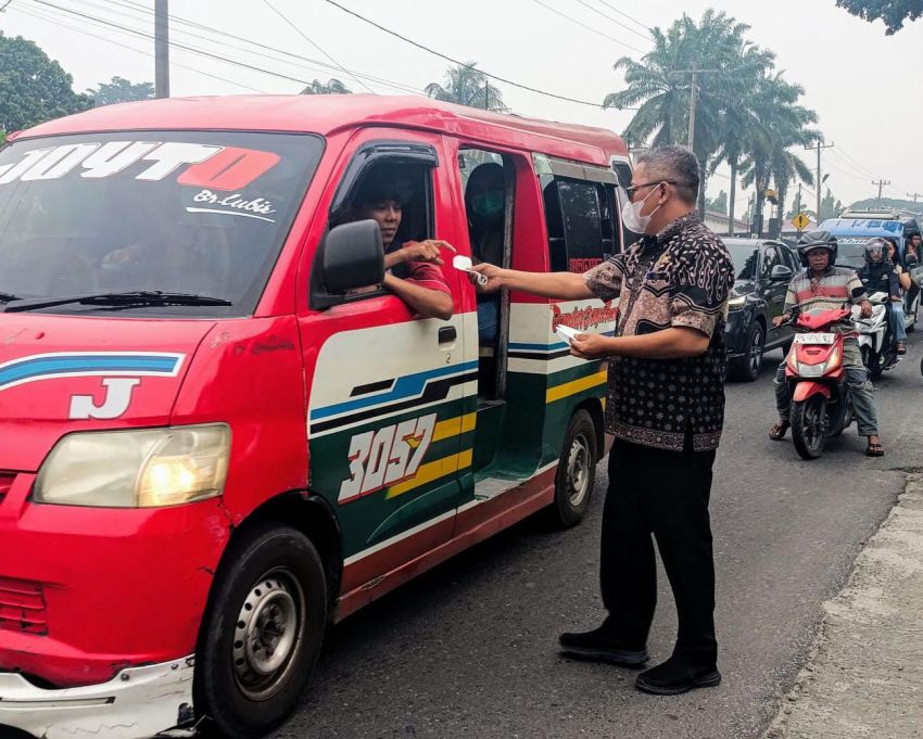 Cegah Dampak Kabut Asap,Cabdis Pendidikan Wilayah VI Bagikan Masker ke Pengendara dan Masyarakat