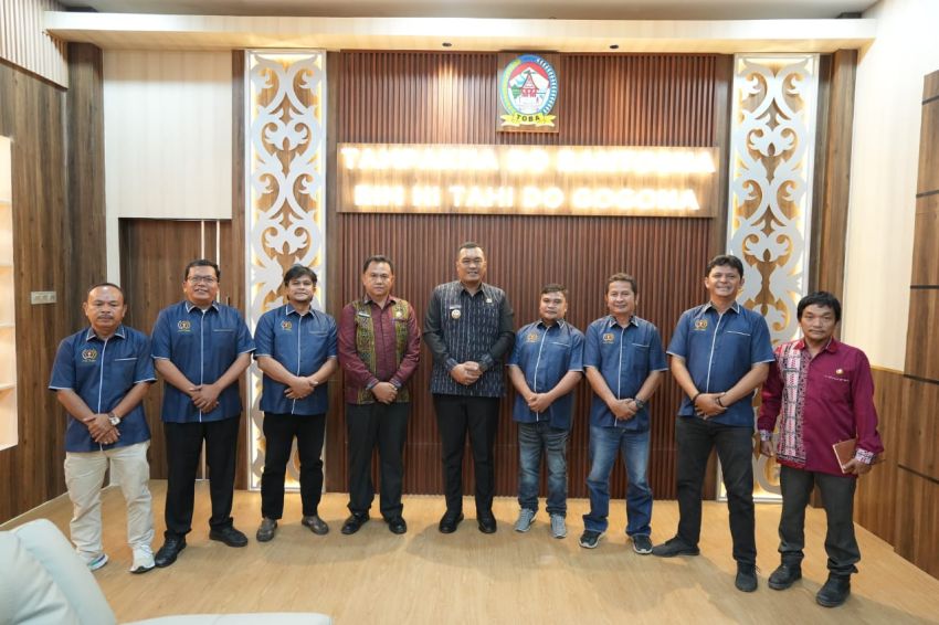 Pengurus PWI Toba Silaturahmi ke Bupati, Ajak Bersinergi dalam Sukseskan Pembangunan Daerah