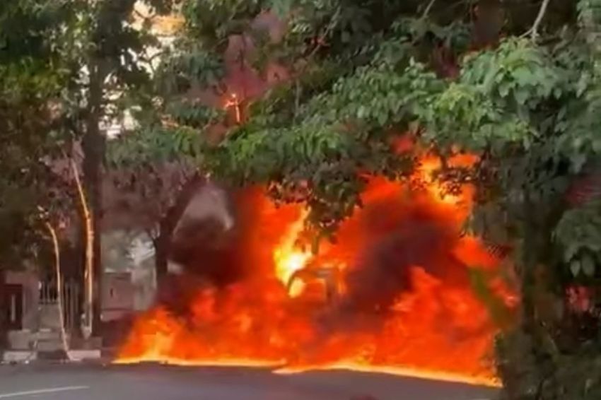 Heboh! Mobil Angkut 900 Liter Minyak Tanah Terbakar Hebat di Halim, 5 Damkar Berjibaku Padamkan Api