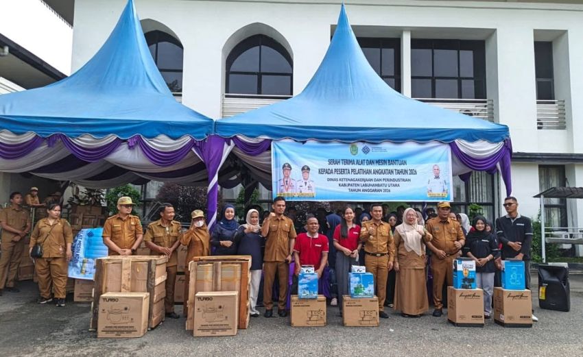 Disnakerin Labura Bantu Puluhan Penjahit, Barista dan Pembuat Kue