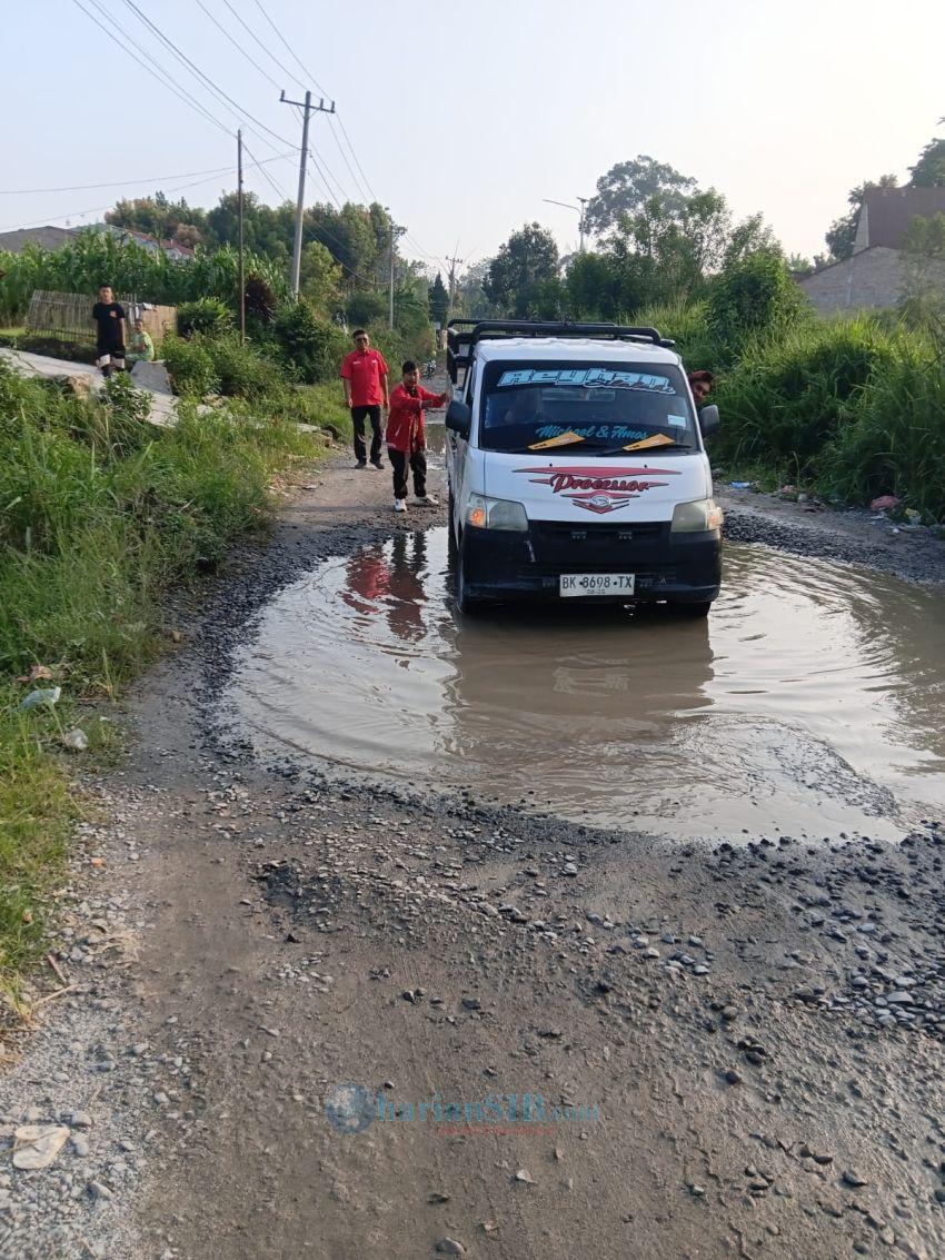 Mangapul Purba Desak Dinas BMBKC Sumut Perbaiki Jalan Silabah Jaya&ndash;Sipintuangin Simalungun Hancur Lebur