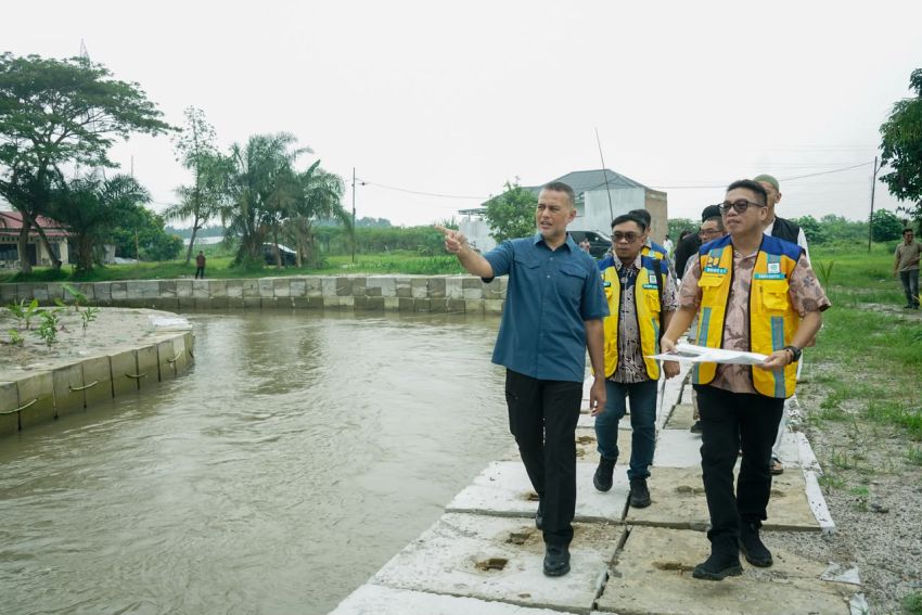 Ijeck Tinjau Pembangunan Penahan Banjir di Sungai Sei Padang dan Sibarau