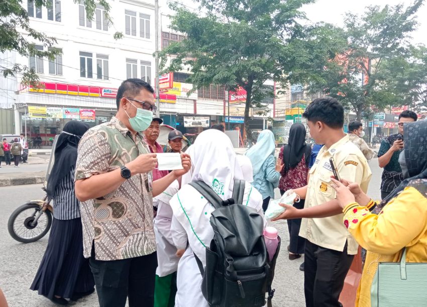 DLHK dan BKSDA Sumut Bagikan Masker kepada Pengguna Jalan