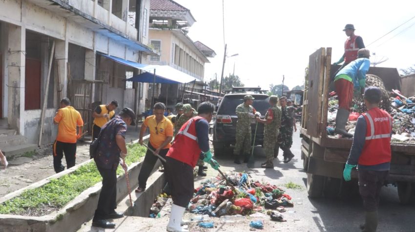 Green Policing, Polres Simalungun Gotong Royong Bersihkan Pasar Pamatangraya