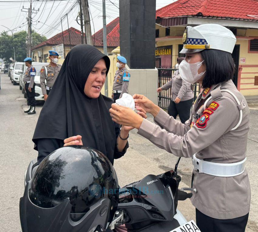 Polres Tebingtinggi Bagikan 300 Masker kepada Pengendara