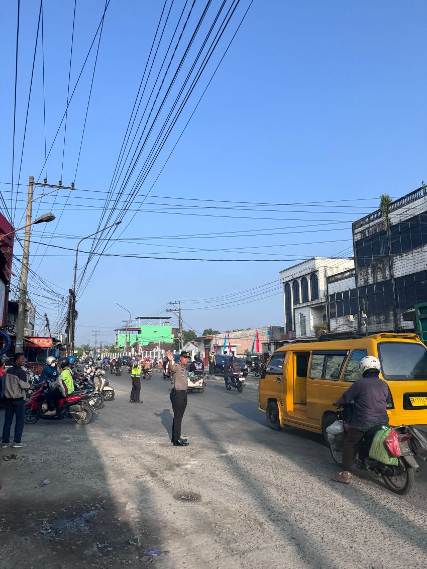 Kapolsek Sunggal Turun ke Jalan, Pastikan Arus Lalu Lintas Lancar