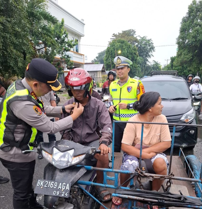 Kapolrestabes Medan Turun ke Jalan, Bagikan Helm Gratis dan Sapa Anak Sekolah