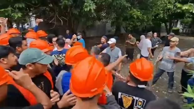 Eksekusi Rumah Dinas PT KAI di Medan Ricuh, Penghuni Siram Bensin dan Acungkan Sajam