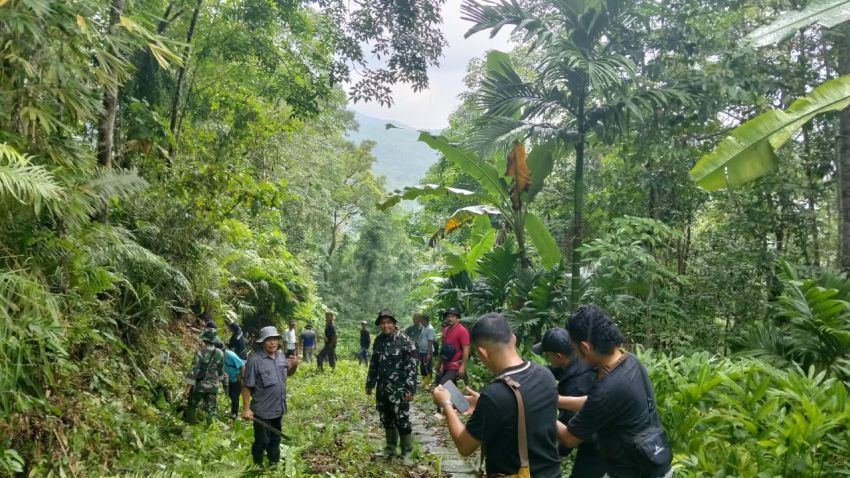 TMMD ke-130 Dimulai, Dandim Nias dan Ketua DPRD Gotong Royong Bersama Warga di Somolo-Molo