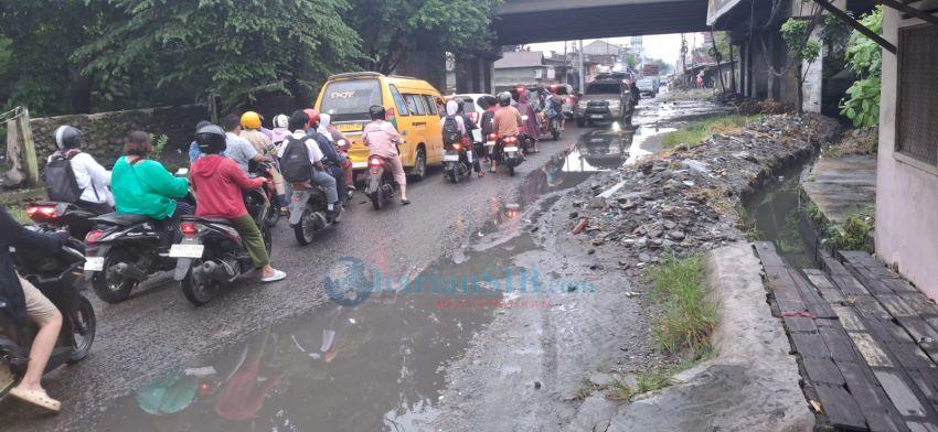 Galian Drainase Dibiarkan Menggunung, Jalan Garuda Perumnas Mandala Macet dan Rawan Kecelakaan