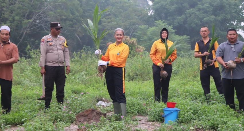 Polres Sergai Gotong Royong dan Tanam Pohon Dukung Green Policing
