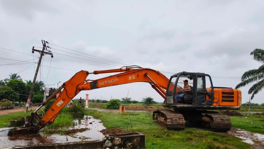 PTPN IV Kerahkan Ekskavator Bersihkan Parit di Panai Hulu